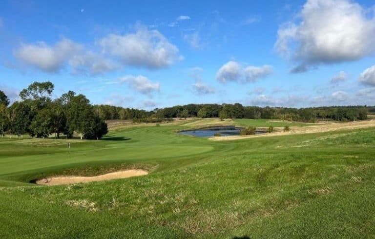 A nice picture of a golfing range during the summer